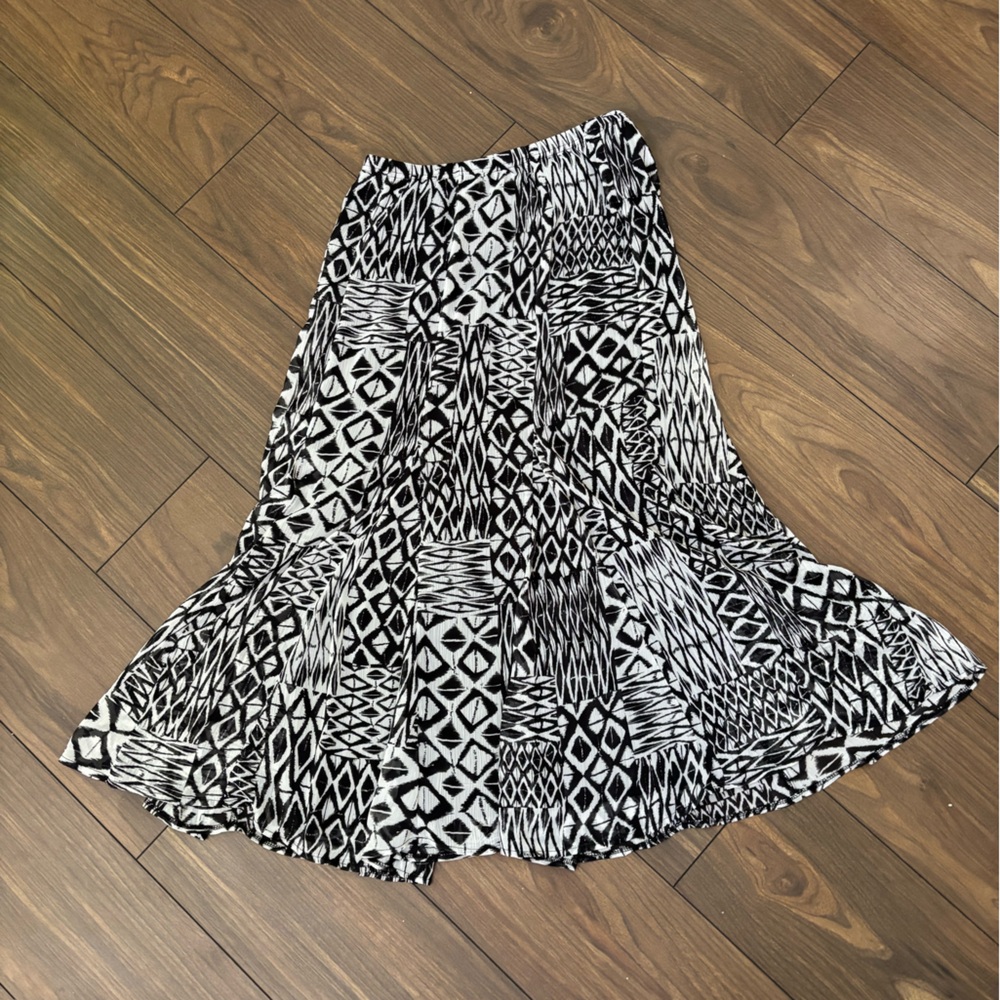 Women's Black & White Patterned Short Sleeve Top
